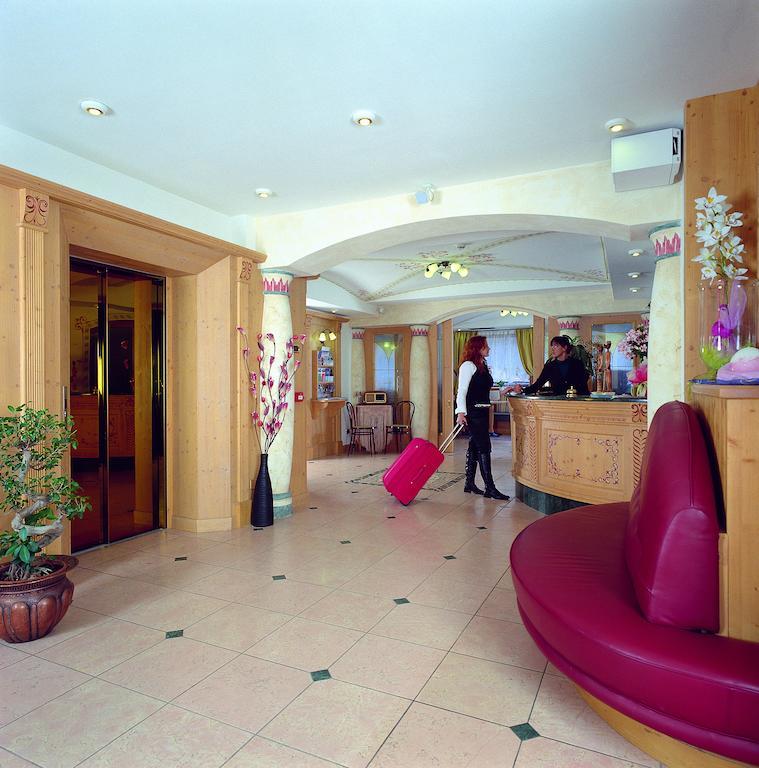 Hotel Alba Wellness & Spa Canazei Exteriör bild
